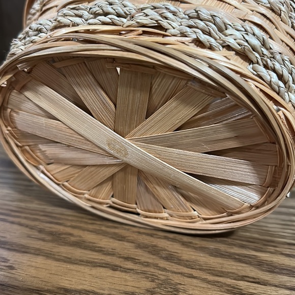 Avon Apple basket, 7.5x6 - Picture 6 of 7